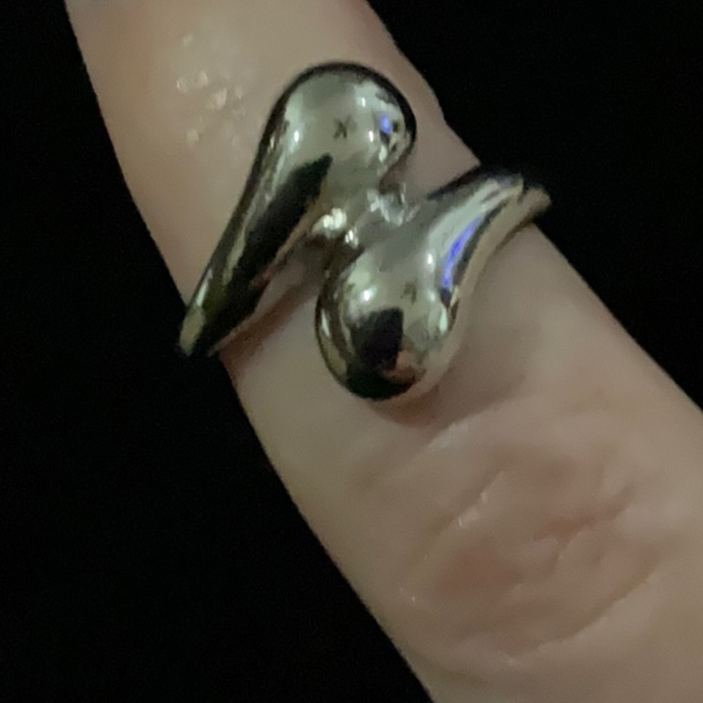 Silver Toned Teardrop Ring Size 6